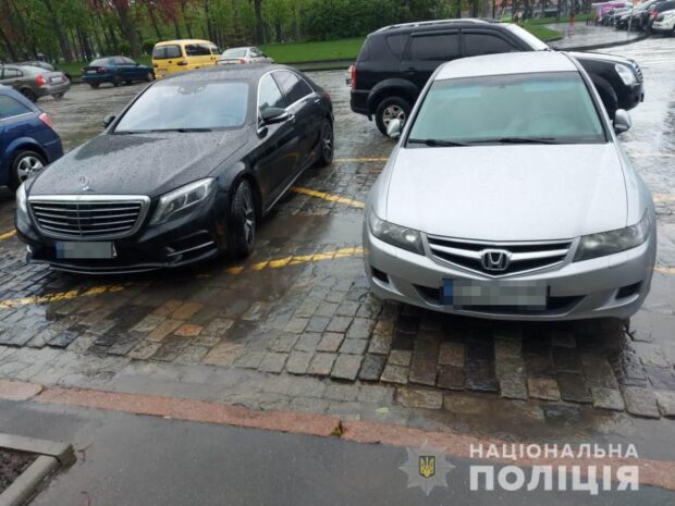 В центре Харькова двое с помощью сканера открыли автомобиль и вытащили деньги
