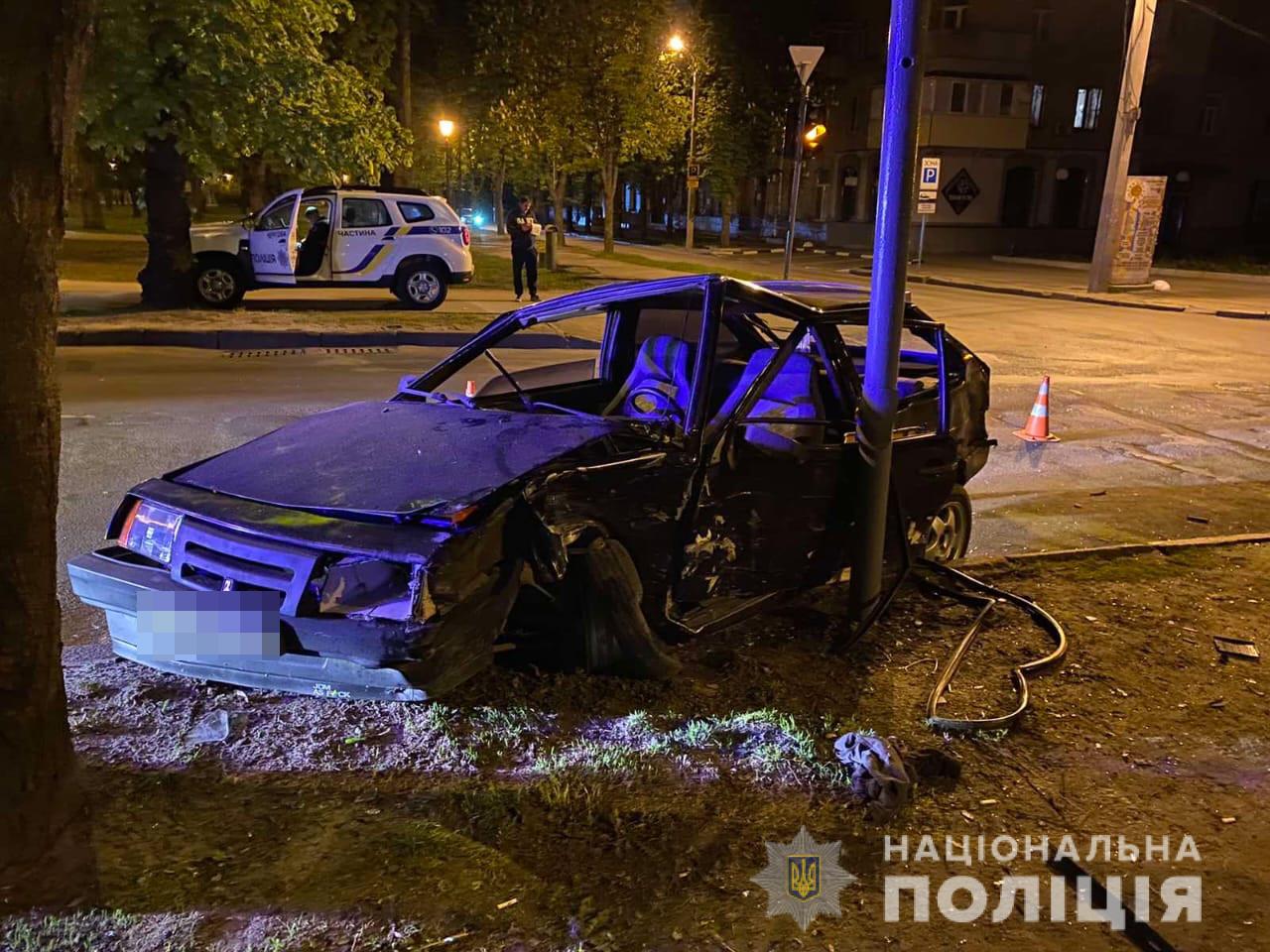 В результате столкновения автомобилей на ХТЗ пострадали два человека