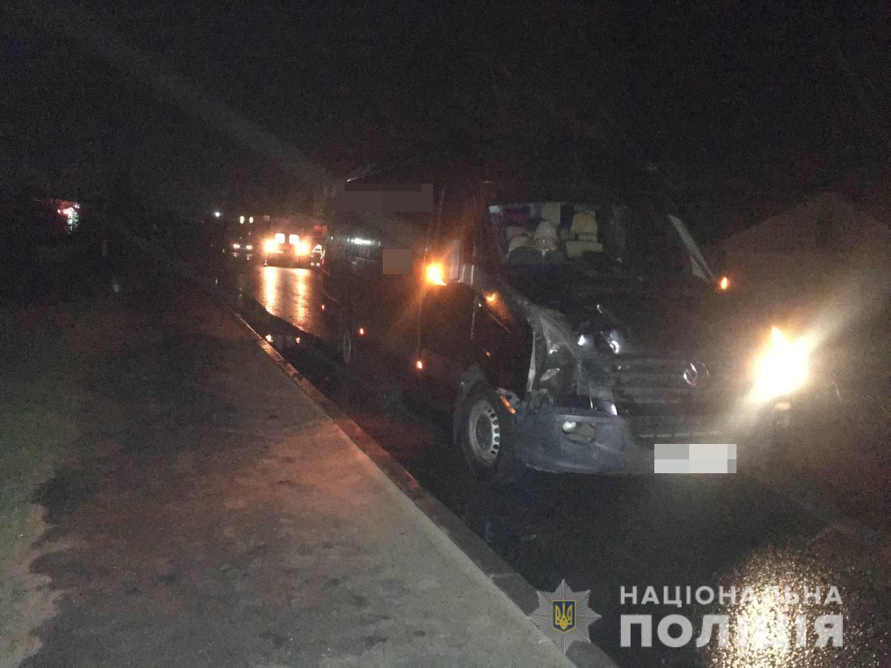На Харьковщине водитель микроавтобуса насмерть сбил молодую женщину