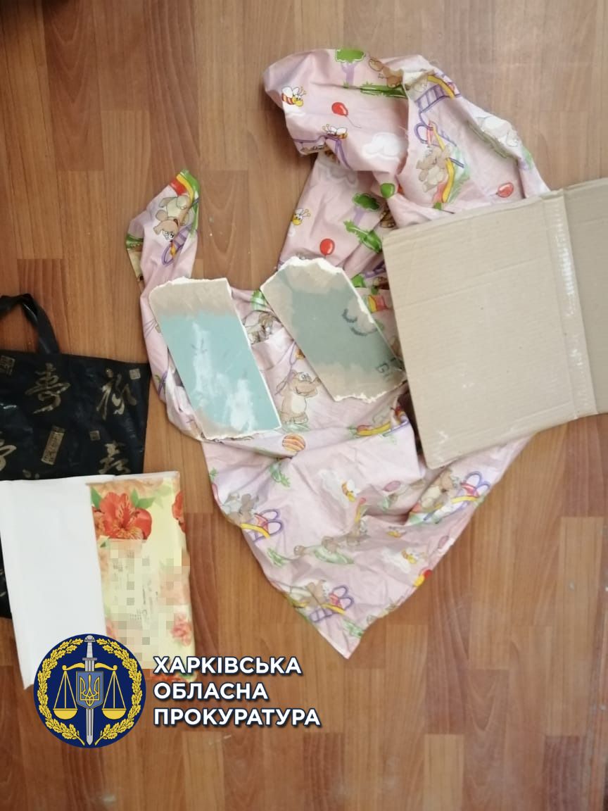В Харькове мужчина по акционной цене продавал завернутый в ткань строительный мусор