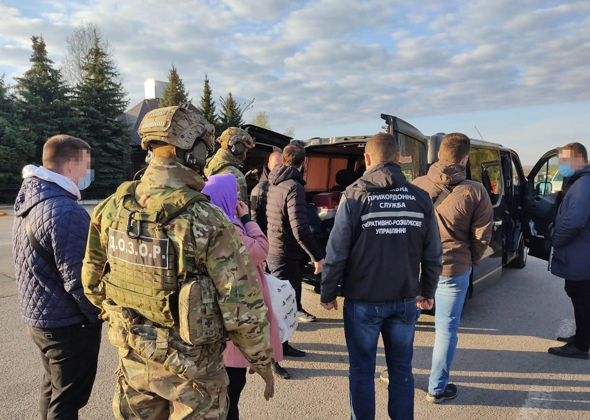 На Харьковщине задержали перевозчиков, которые нелегально переправляли людей и товары и платили «налоги» террористам-оккупантам