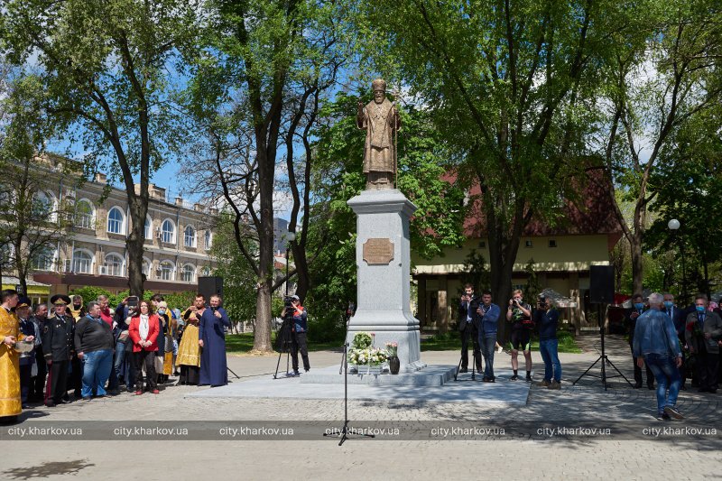 В Харькове открыли памятник митрополиту Никодиму