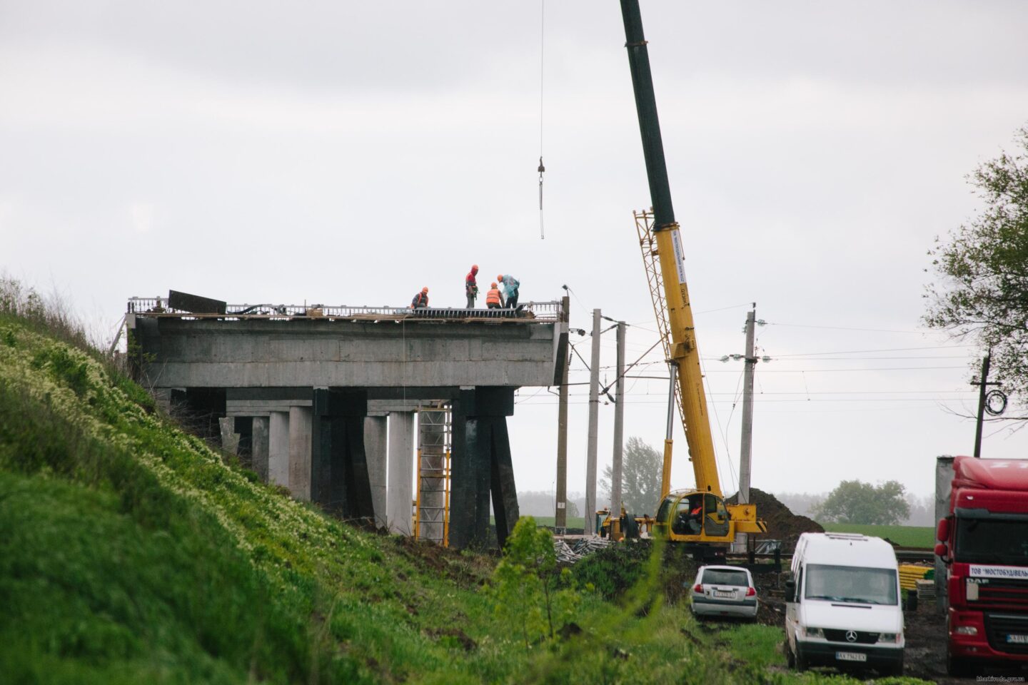 Возле села в Харьковской области строят новый мост