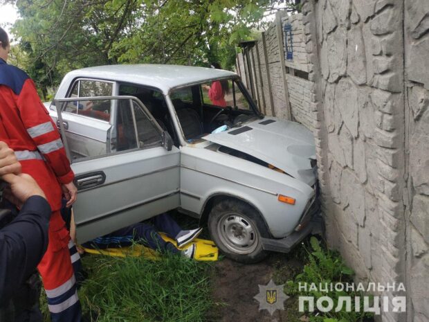 В Харькове водитель въехал в забор: в больницу попала пассажирка автомобиля
