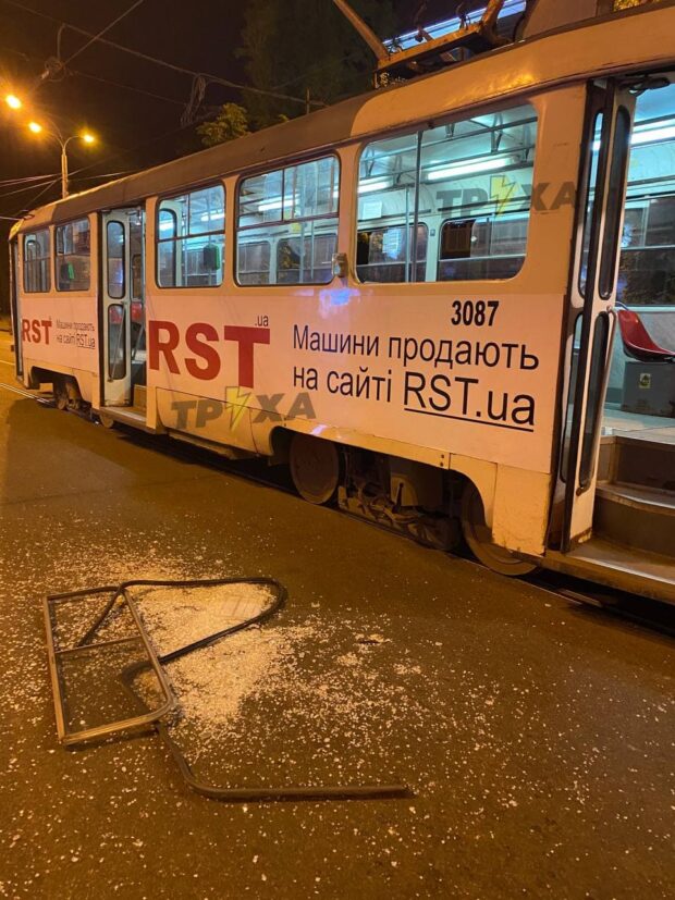 В Харькове полиция открыла уголовное дело на мужчину, который разбил окно в трамвае