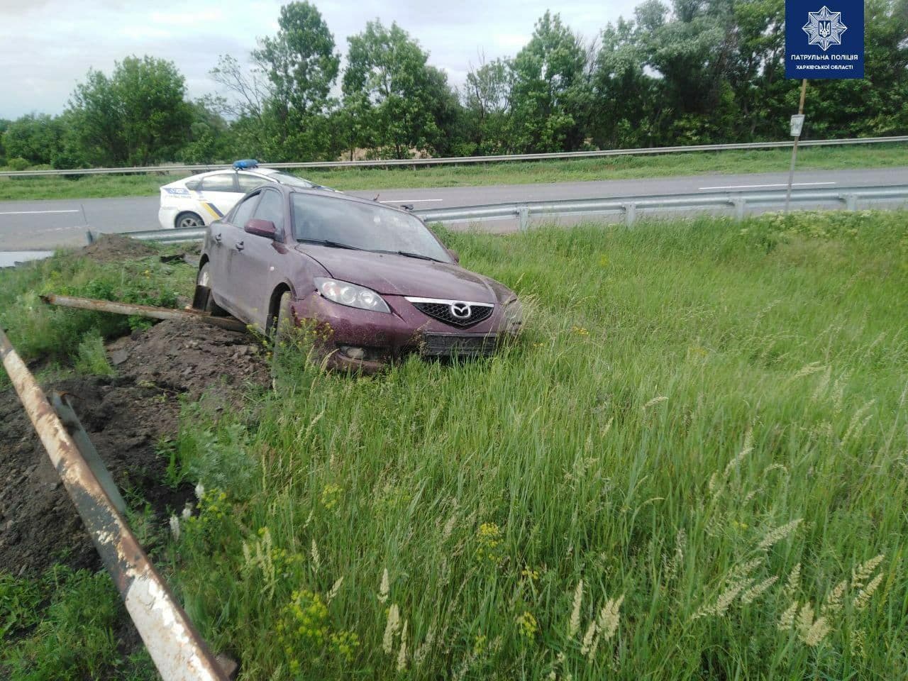 В Харькове пьяный водитель убегая от патрульных, наехал на дорожное ограждение