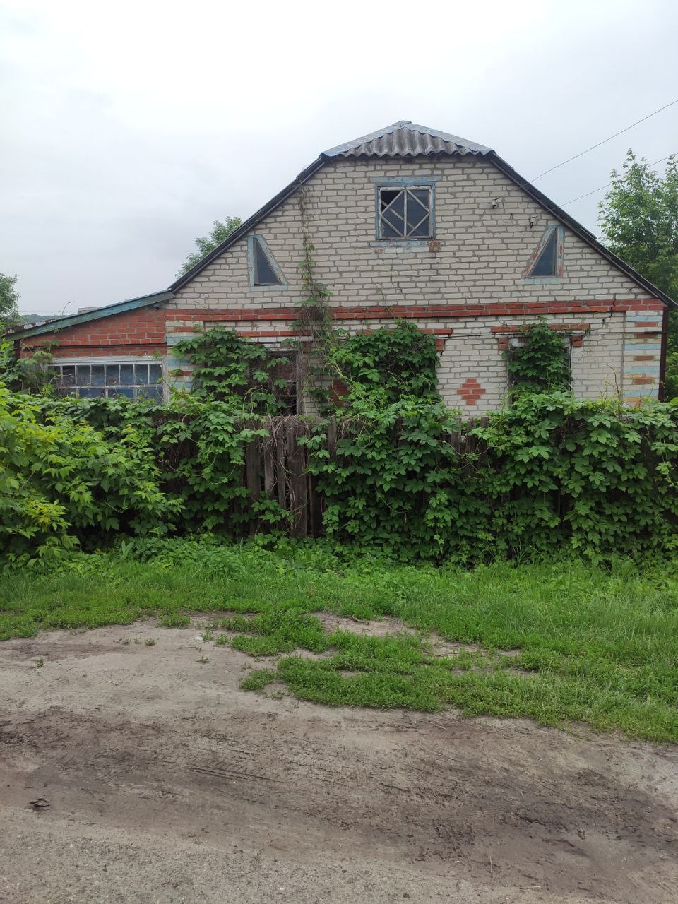 Под Харьковом пожарные вынесли из горящего дома мужчину