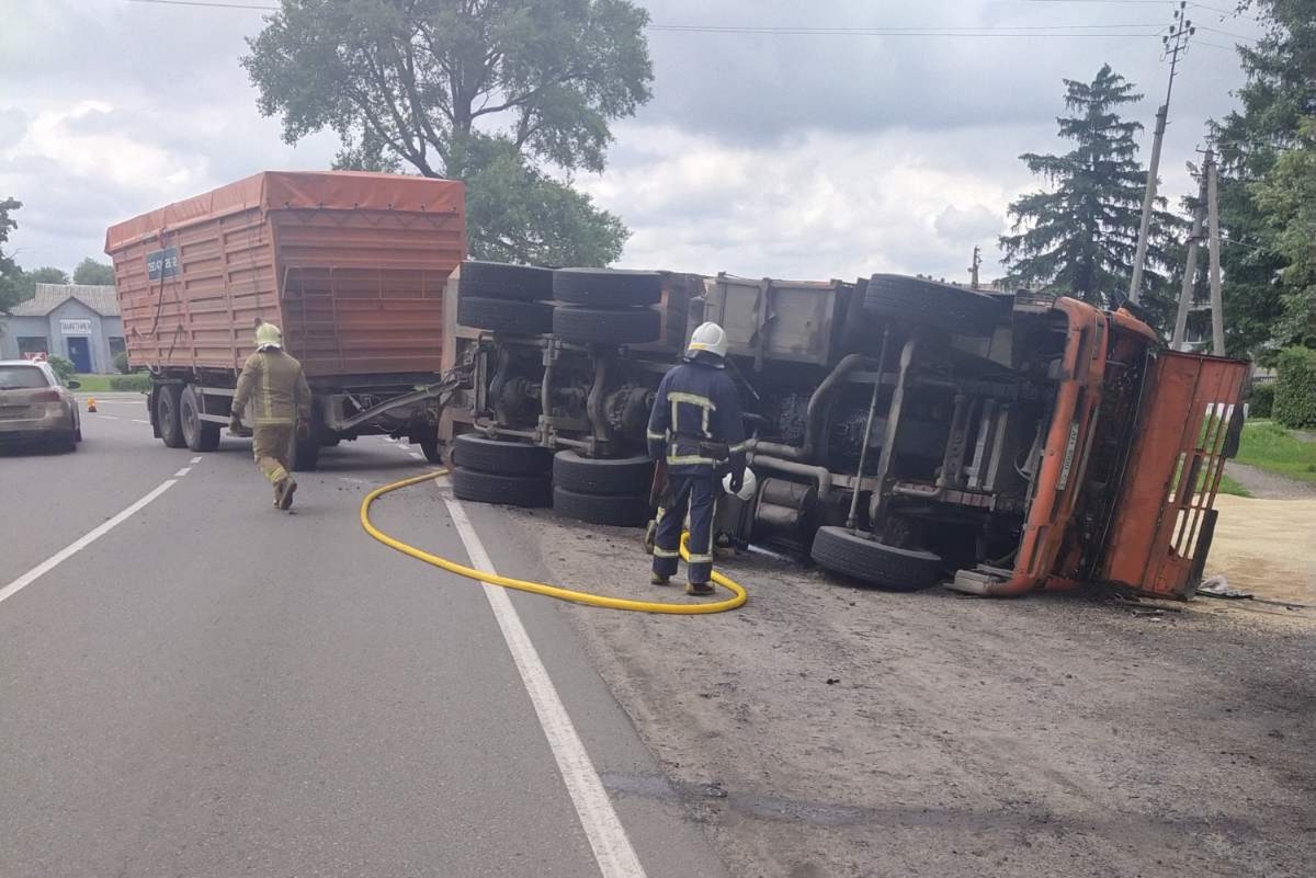 В Харьковской области перевернулся грузовой КамАЗ: спасатели смывали топливо с дороги