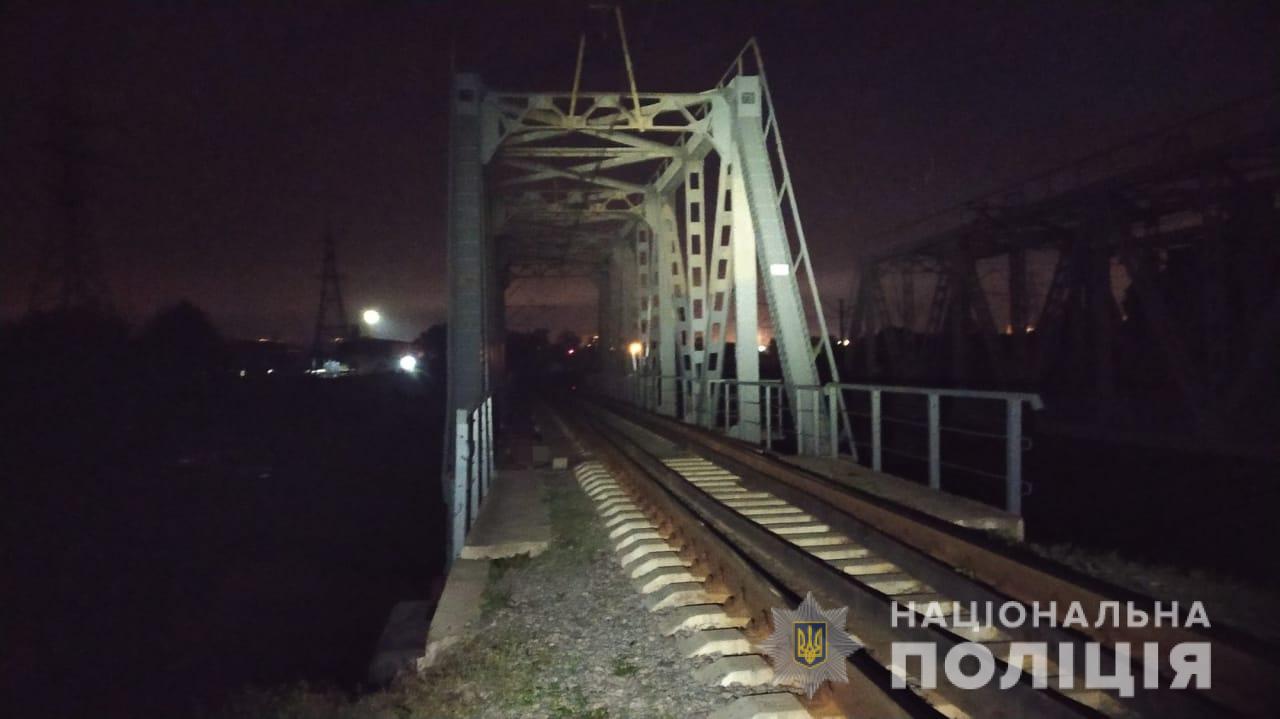 В Харькове на железнодорожном мосту погибла 13-летняя девочка