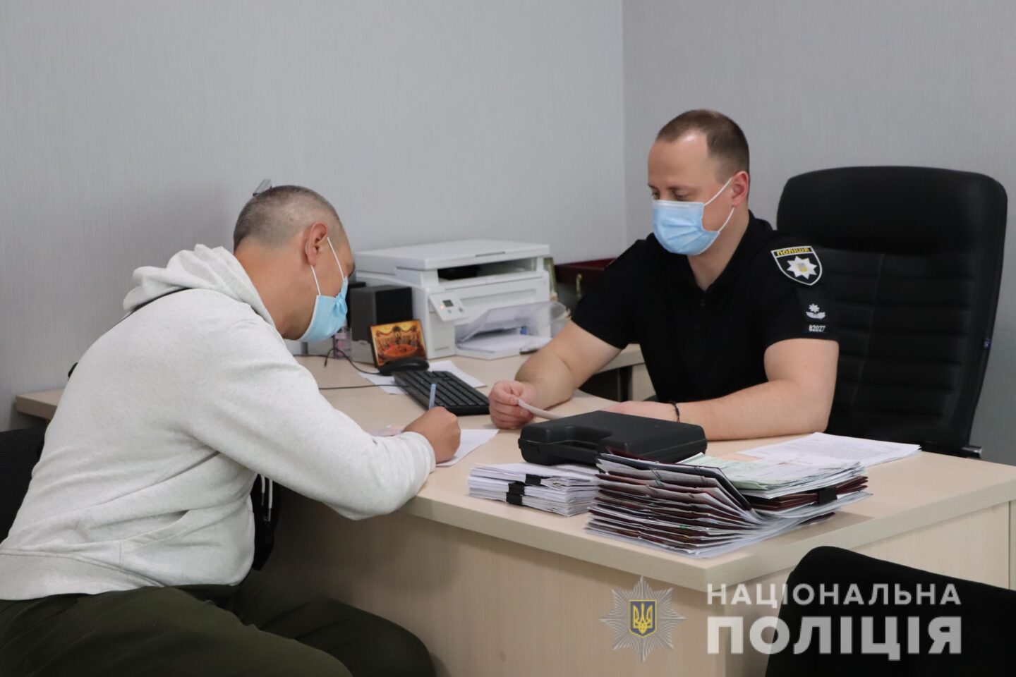 В Харькове мужчина пытался продлить разрешение на оружие по поддельной справке