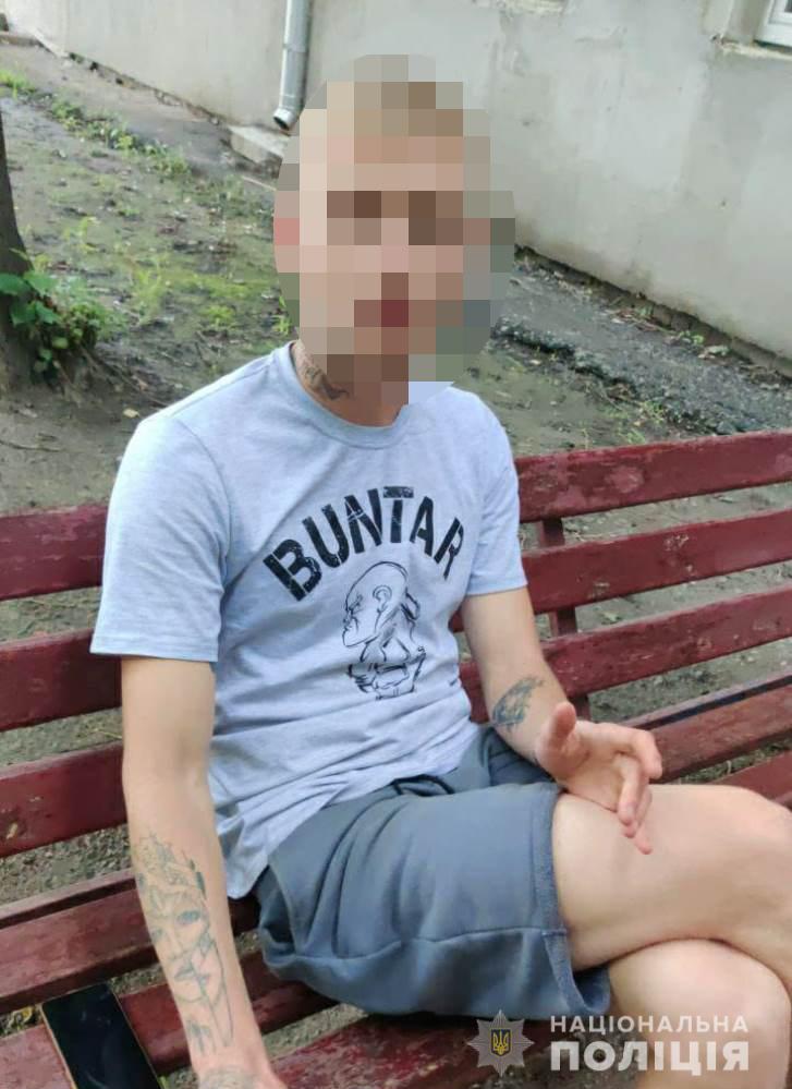 В Харькове мужчина, чтобы проверить исправность пистолета, решил пострелять на улице