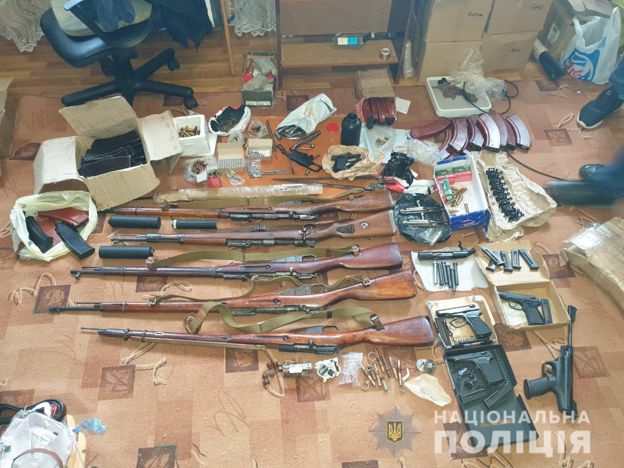 Под Харьковом у мужчины, которого судили за незаконное обращение с оружием, нашли арсенал оружия