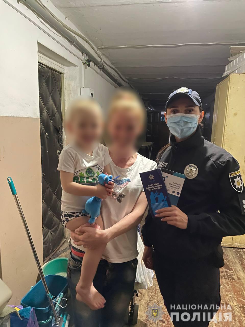 В Харькове полиция составила два админпротокола на мужчину, который угрожал жене