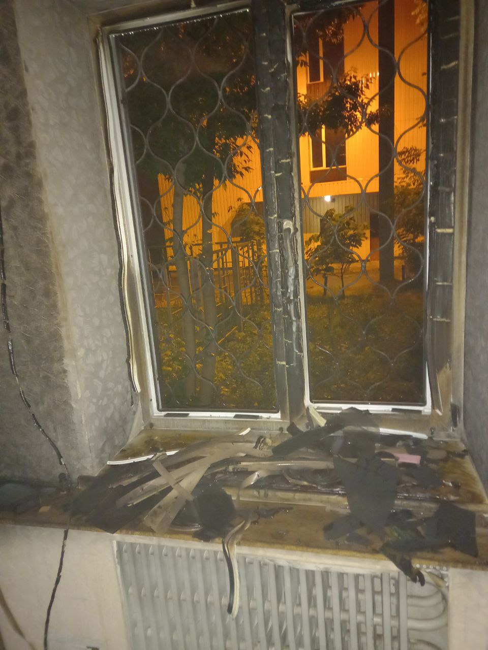 Во время разведки пожара спасатели обнаружили, что из другого окна этой квартиры выглядывает 73-летний мужчина и просит ему помочь. На окне были решетки, поэтому самостоятельно эвакуироваться через окно он не мог.