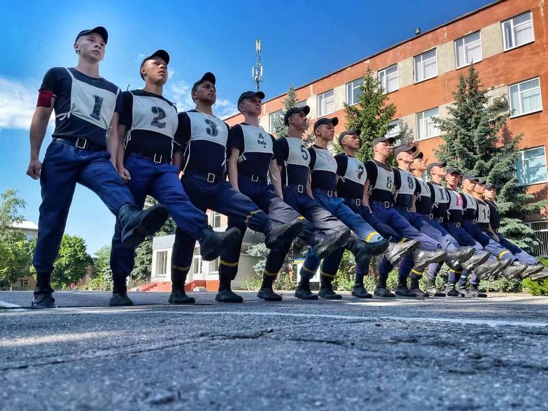 В Харькове курсанты университета гражданской защиты готовятся в параду на День Независимости
