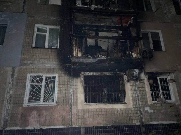 В Харькове горела квартира в многоэтажке: спасатели эвакуировали девять человек и спасли троих (фото)
