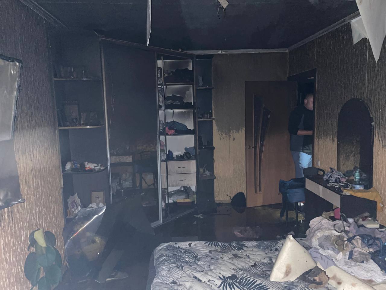 В Харькове горела квартира в многоэтажке: спасатели эвакуировали девять человек и спасли троих (фото)