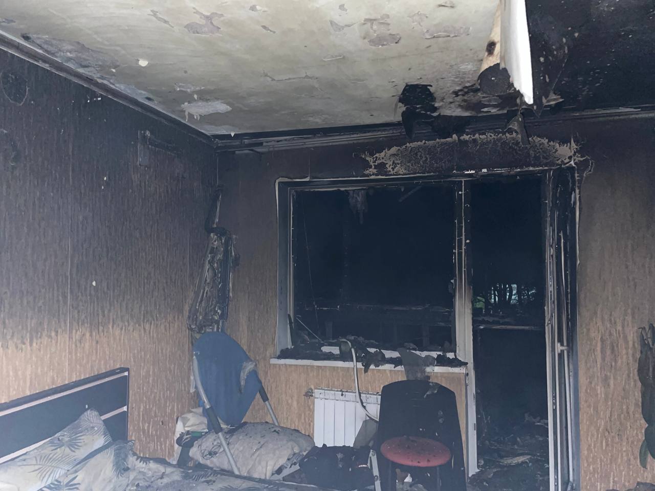 В Харькове горела квартира в многоэтажке: спасатели эвакуировали девять человек и спасли троих (фото)