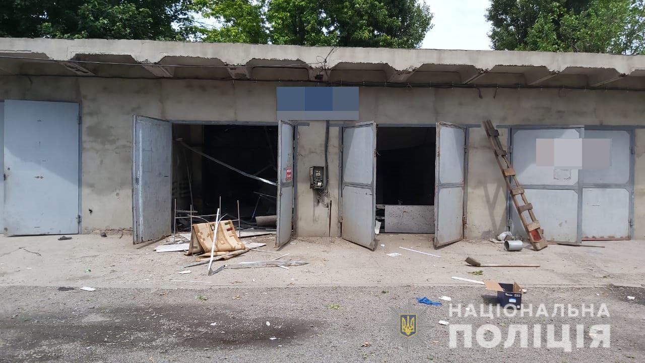 В Харьковской области неизвестные обокрали гараж, а после взорвали его