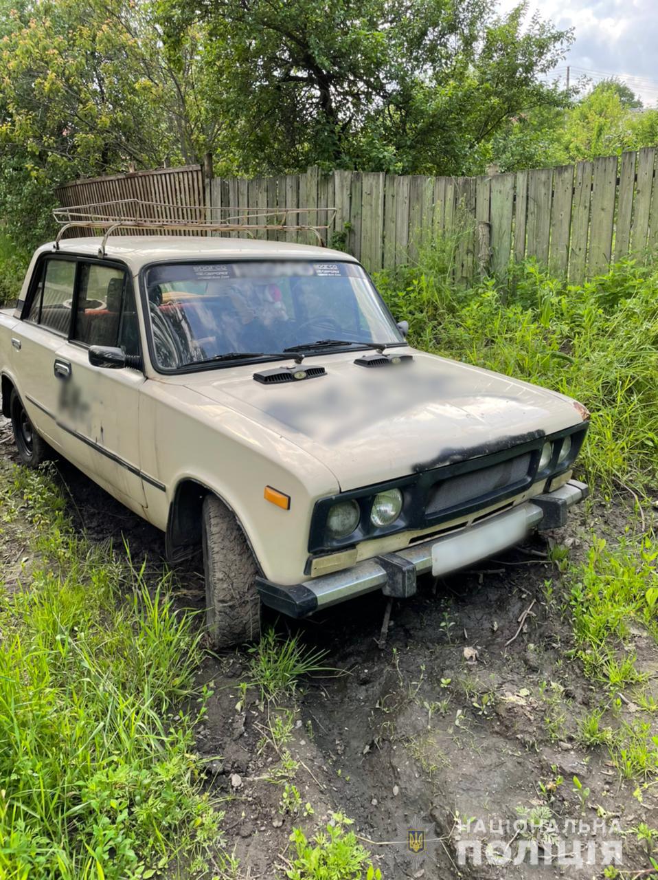 На Харьковщине пьяный парень с одного автомобиля вытащил аккумулятор, а позже угнал другой автомобиль