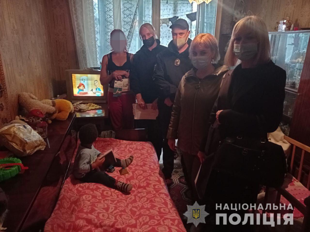 В Харькове полицейские выписали два админпротокола женщине, которая била ребенка