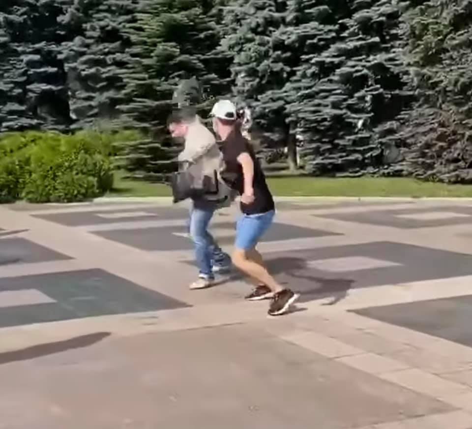 В центре Харькова депутата от "ОПЗЖ" облили мочой