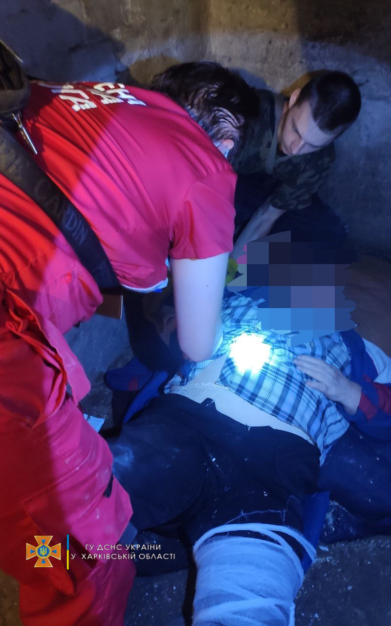 В Харькове пенсионерка упала в погреб: ее доставали спасатели