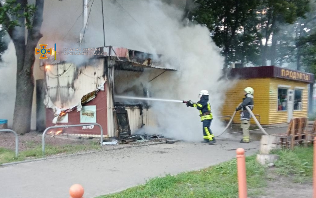 В Харькове сгорел киоск с шаурмой