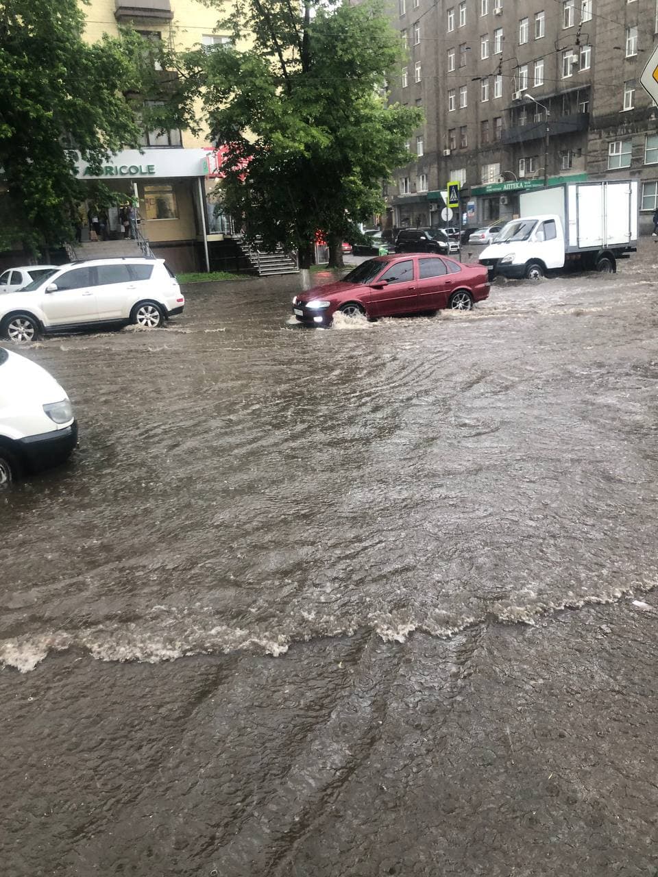 В Харькове затопило улицы и подъезды
