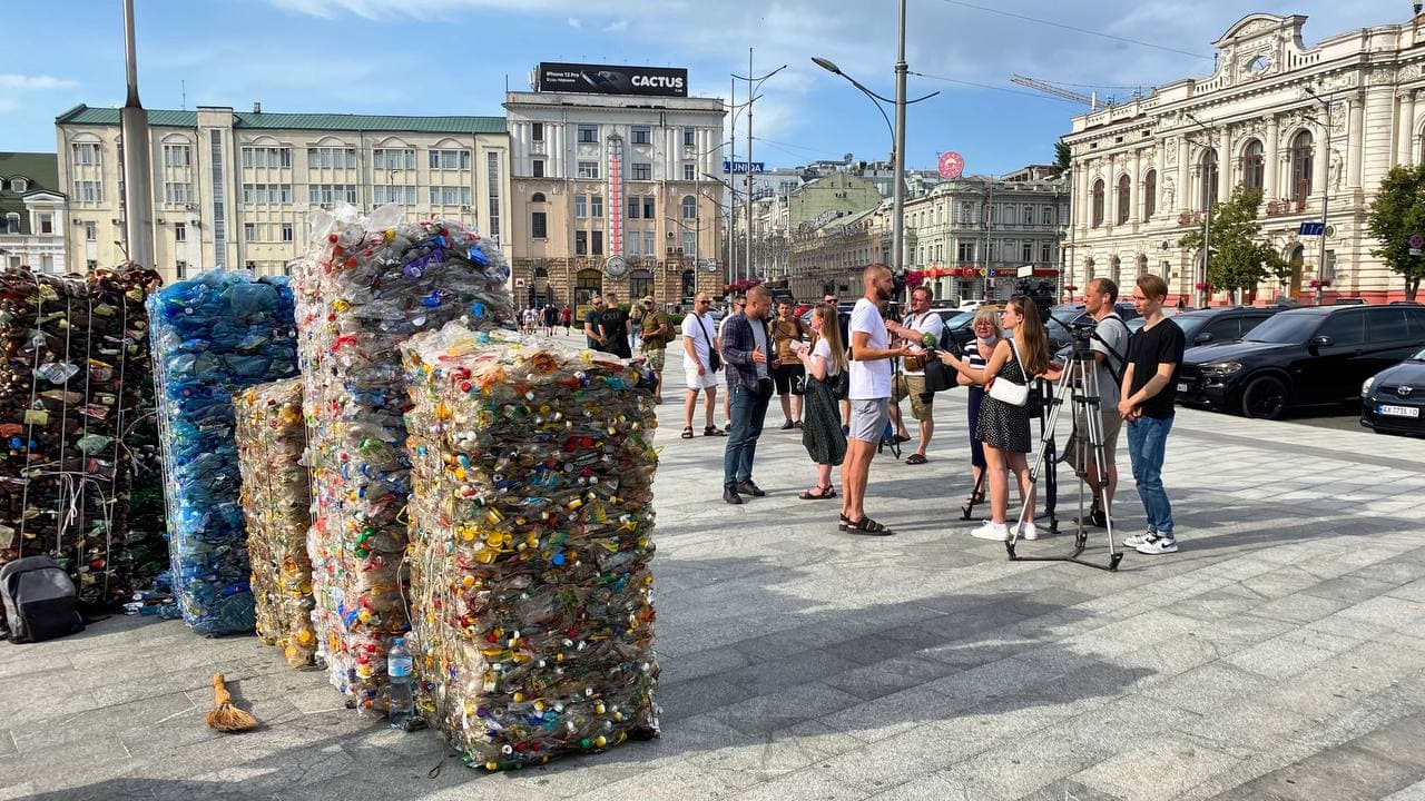 "Жители рек Украины": на площадь Конституции привезли тонну мусора из реки Уды (фото)