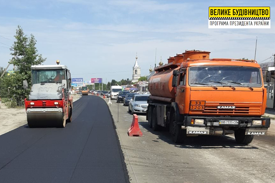 В пределах поселка Безлюдовка положили 284 метра модифицированной асфальтобетонной смеси