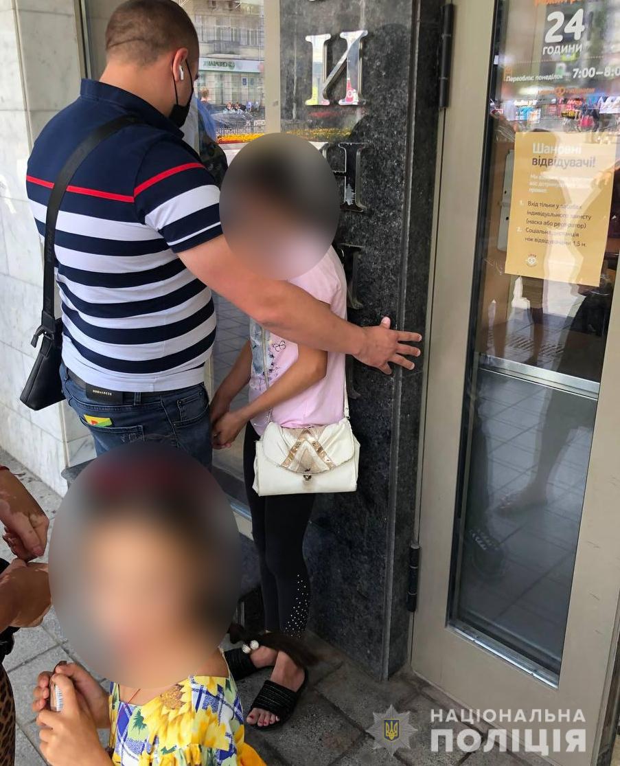 Полицейские составили админпротокол на мать, чьи дети попрошайничали в центре Харькова