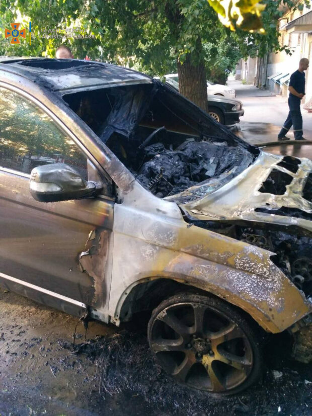 В центре Харькова сгорел автомобиль