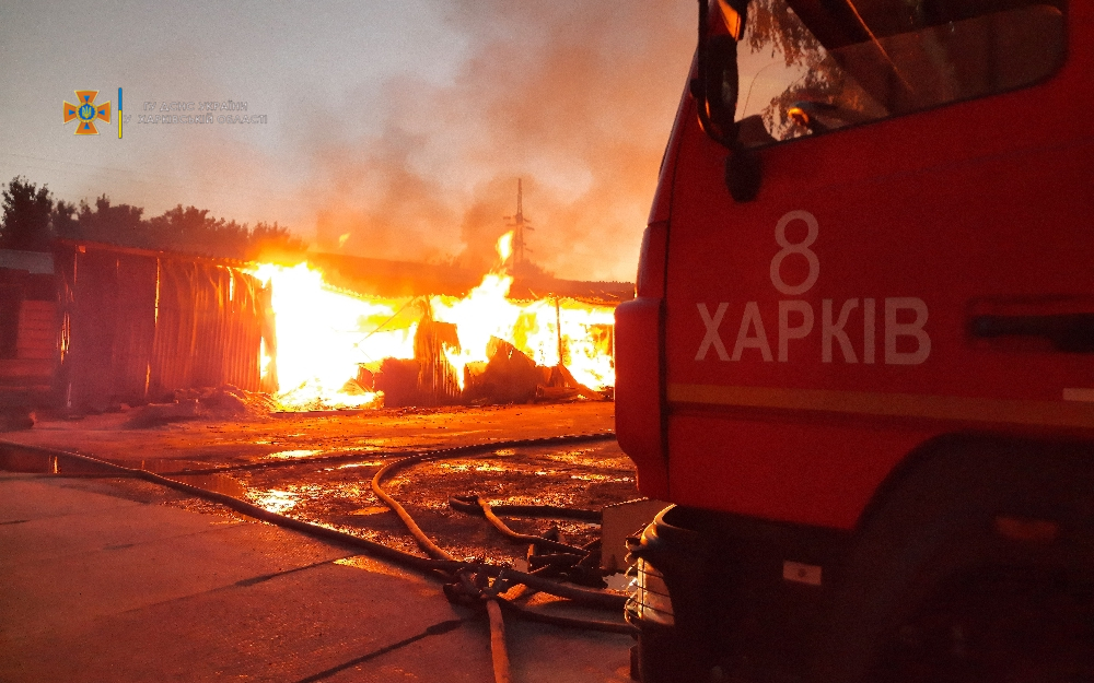 В Харькове сгорел склад с древесиной
