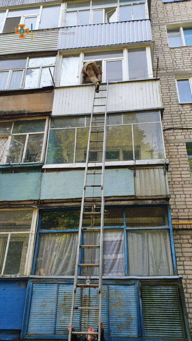 Под Харьковом спасатели оказали помощь бабушке, которая упала в квартире и не могла добраться дверей