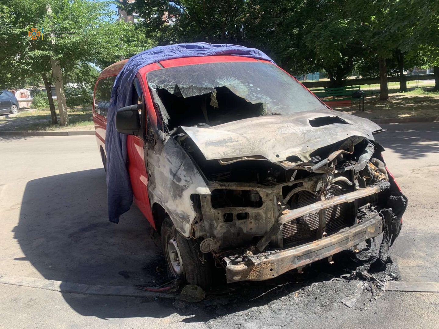В Харькове возле многоэтажного жилого дома сожгли автомобиль