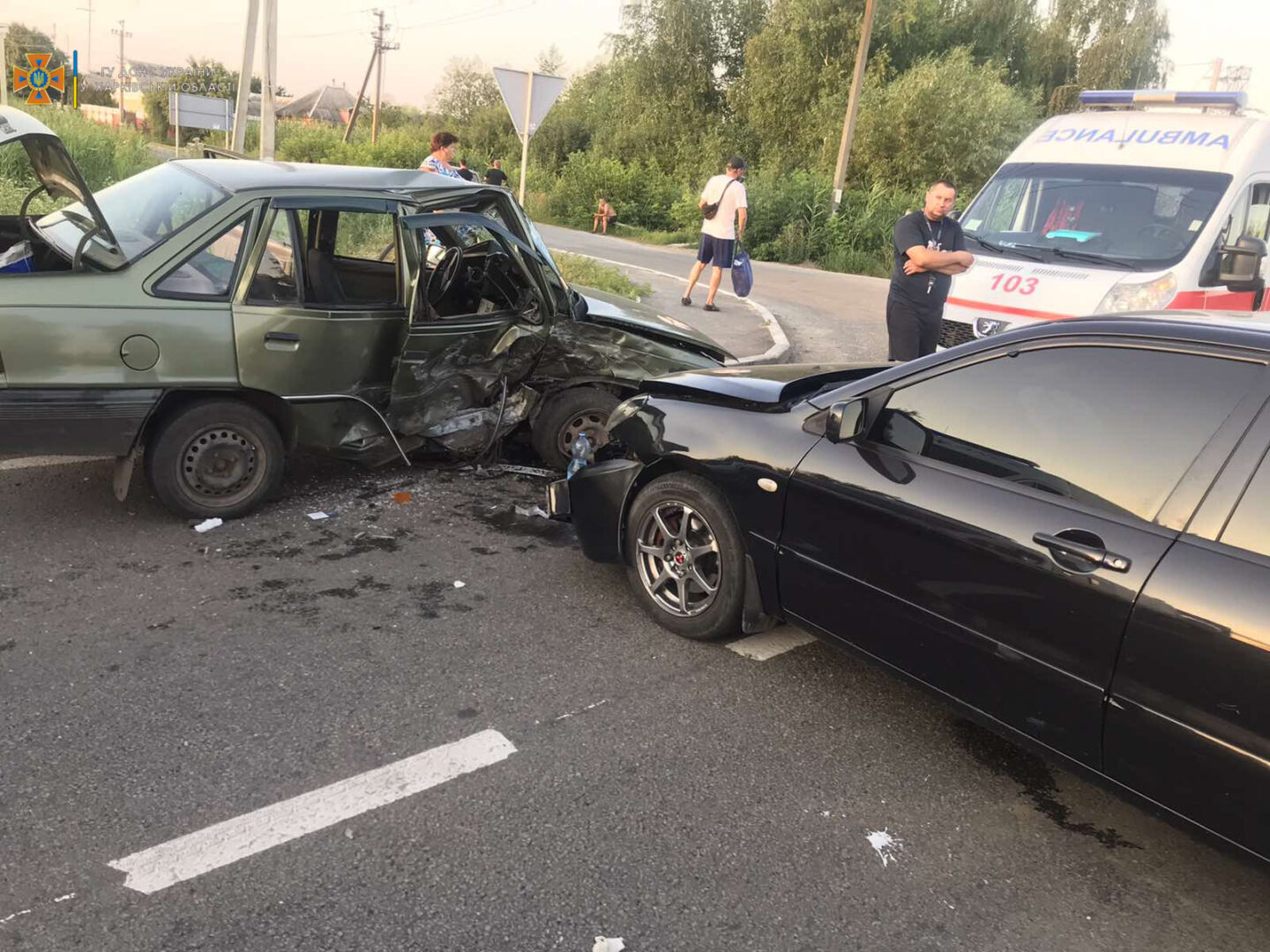 В Харьковской области столкнулись два автомобиля: спасатели доставали зажатую в салоне пассажирку
