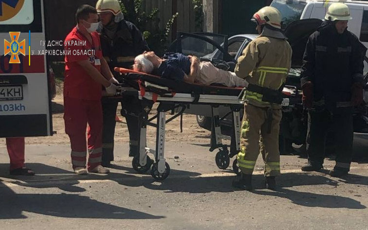 Под Харьковом столкнулись два автомобиля: спасатели вырезали пострадавших из разбитой машины
