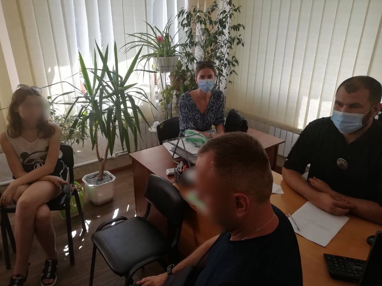 В Харьковской области на родителей несовершеннолетних, которые радио видео Tik Tok сорвали дорожный знак, составили админпротокол