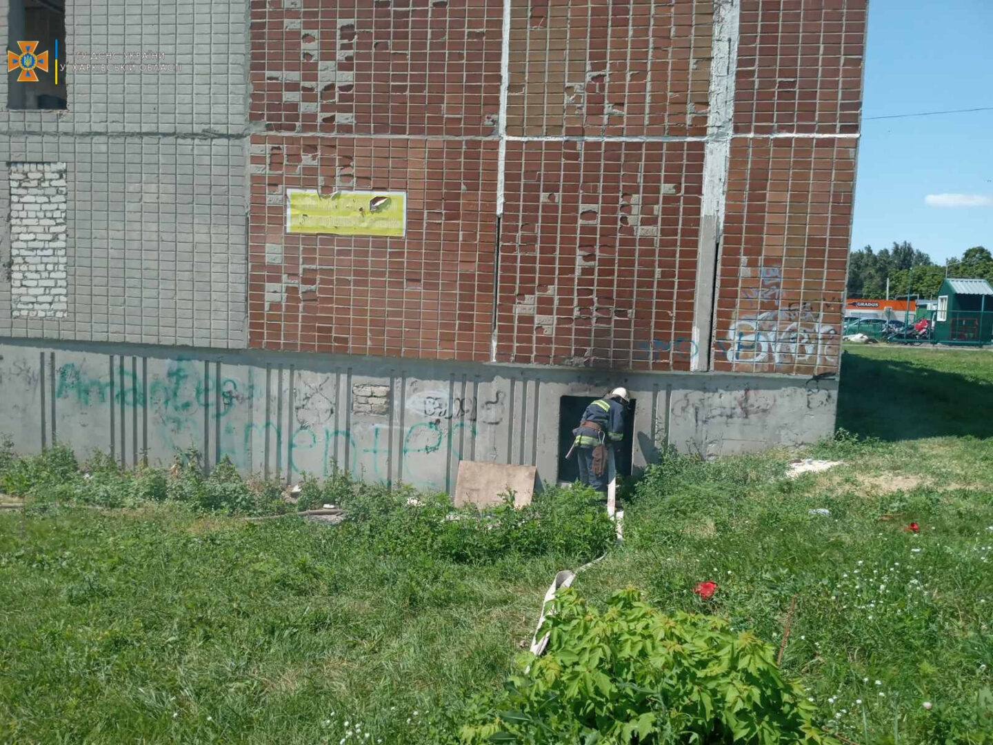 В Харьковской области загорелась нежилая многоэтажка