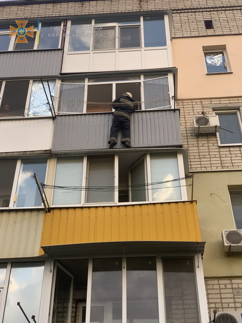 На Харьковщине спасатели помогли открыть квартиру, в которой находилась маленькая девочка