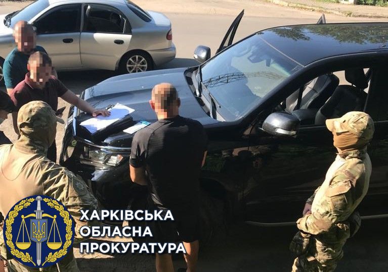 В Харьковской области задержали двоих мужчин, которые вымогали пять тысяч долларов