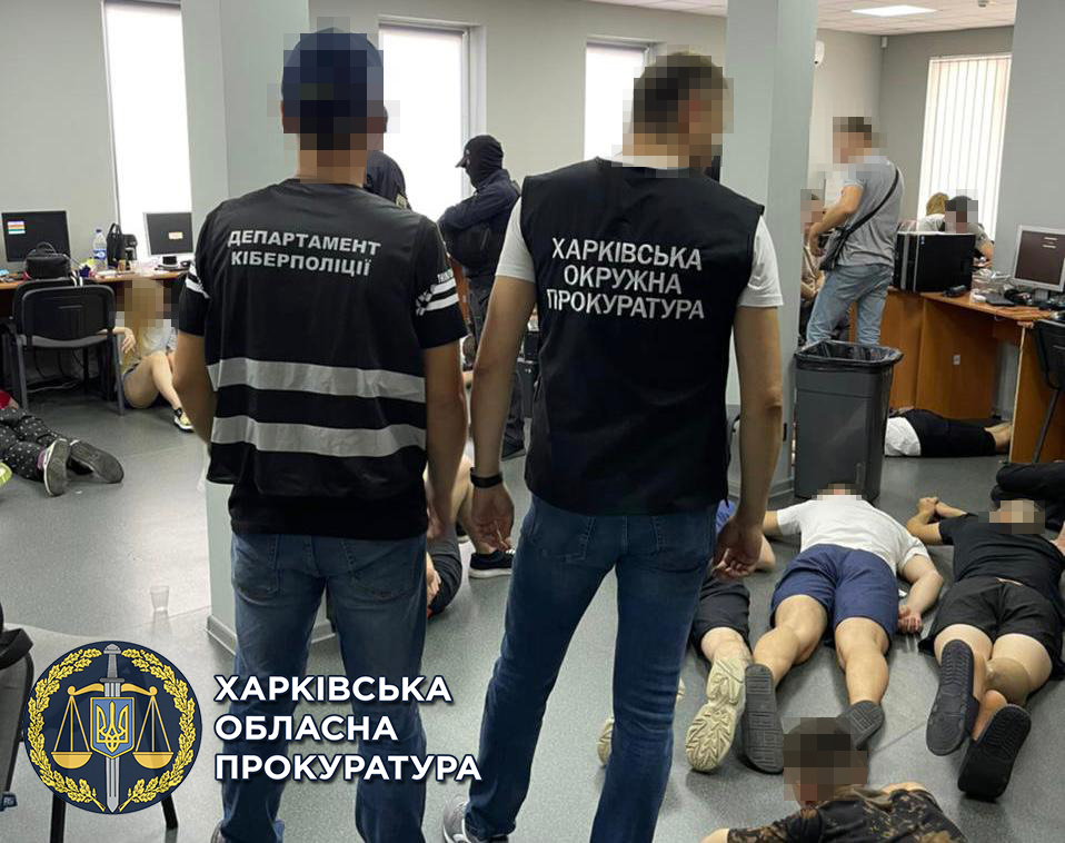 Выманивали деньги у людей: в Харькове накрыли так называемый «call-центр» (видео)