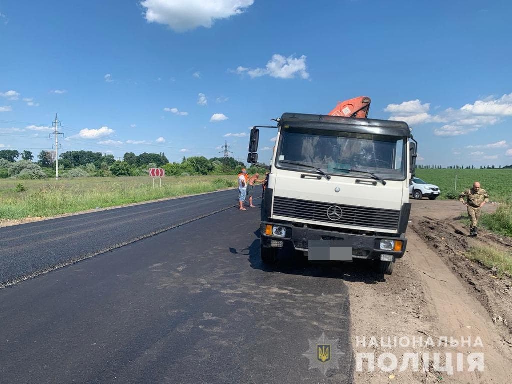 В Безлюдовке грузовик сбил дорожника, который ремонтировал дорогу