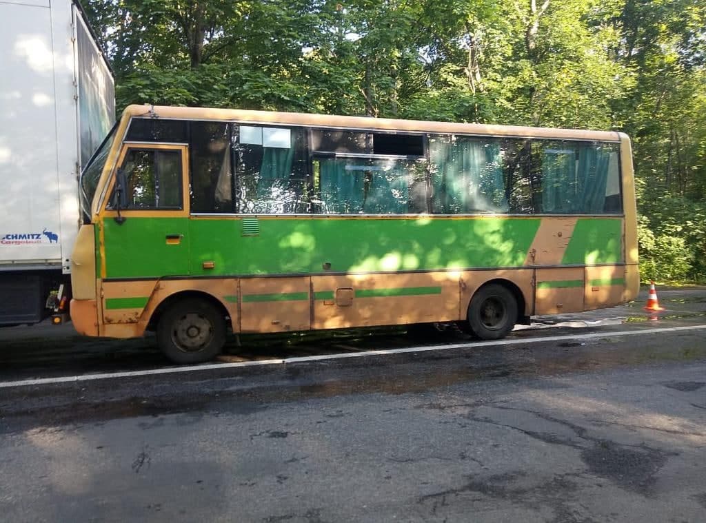 Под Харьковом маршрутка врезалась в грузовик: пострадали три женщины