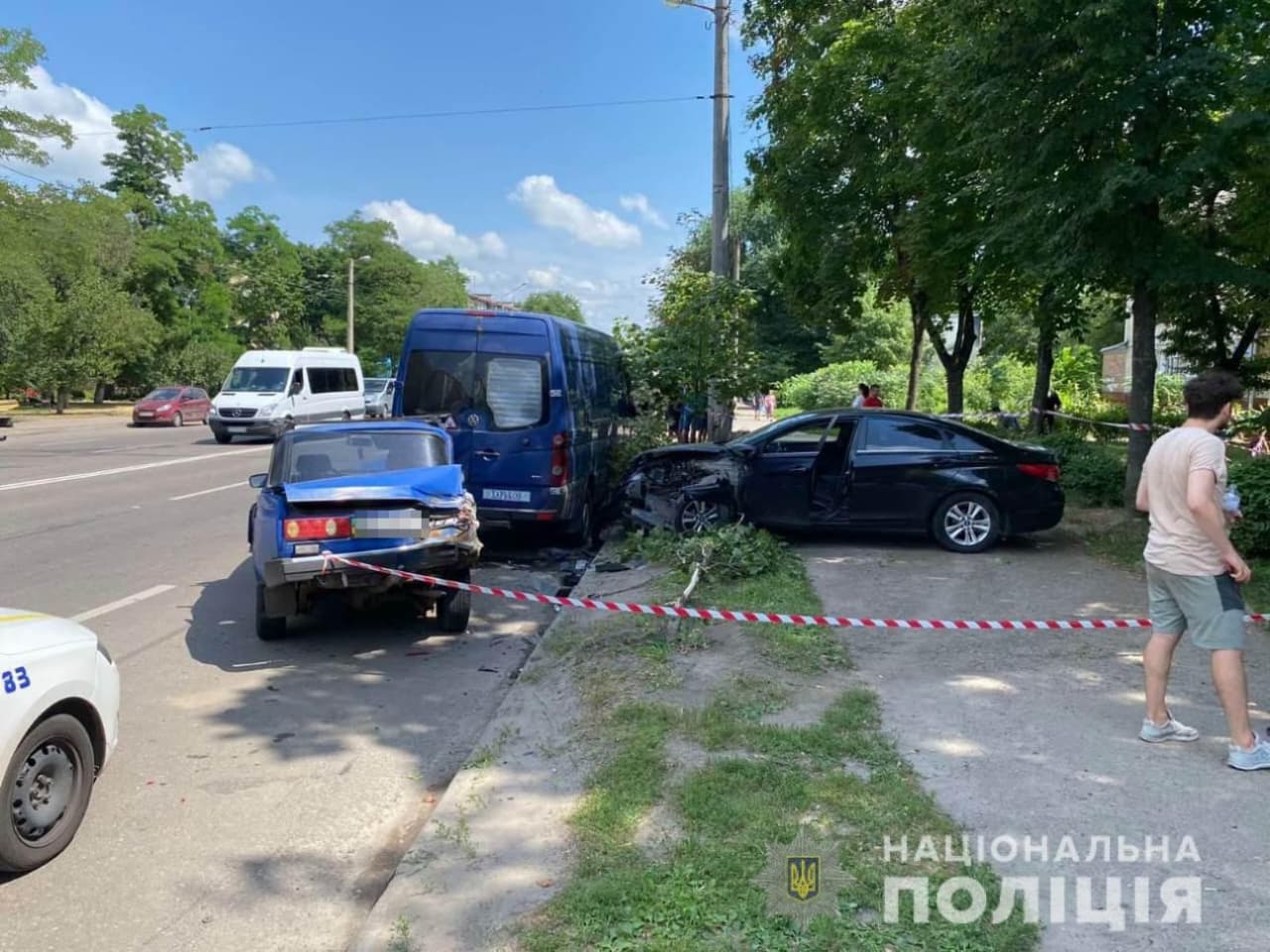 В Харькове водитель врезался в припаркованные авто и вылетел на тротуар: пострадала женщина-пешеход