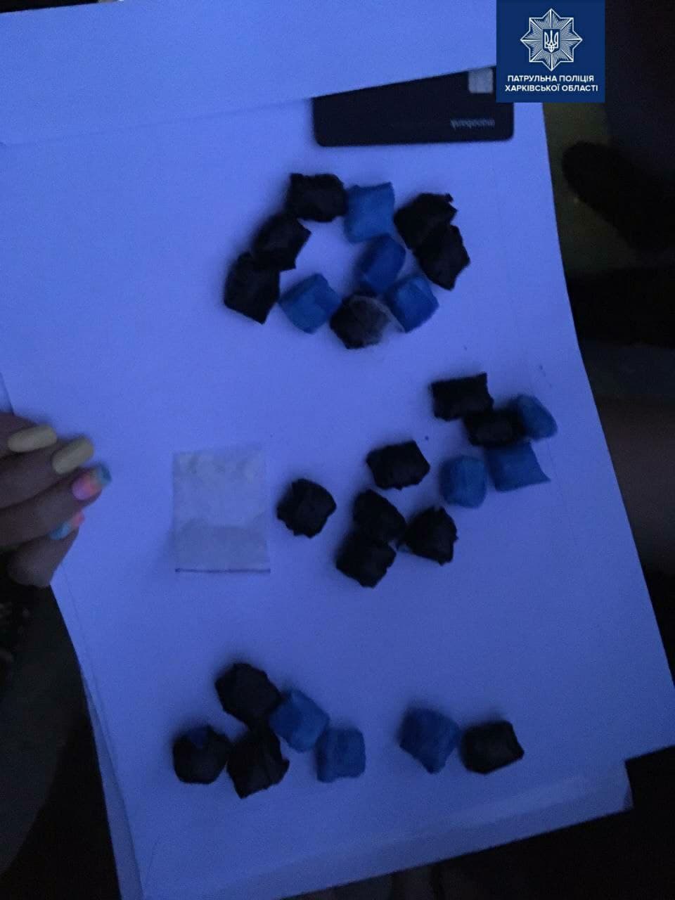 В Харькове у курящего на детской площадке нашли 30 "закладок"