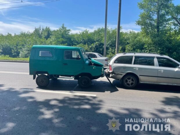 В Харькове столкнулись три автомобиля: пострадала девушка