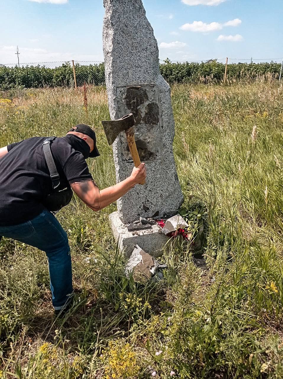 Восстановленный под Харьковом камень «дружбы» с Россией разбили