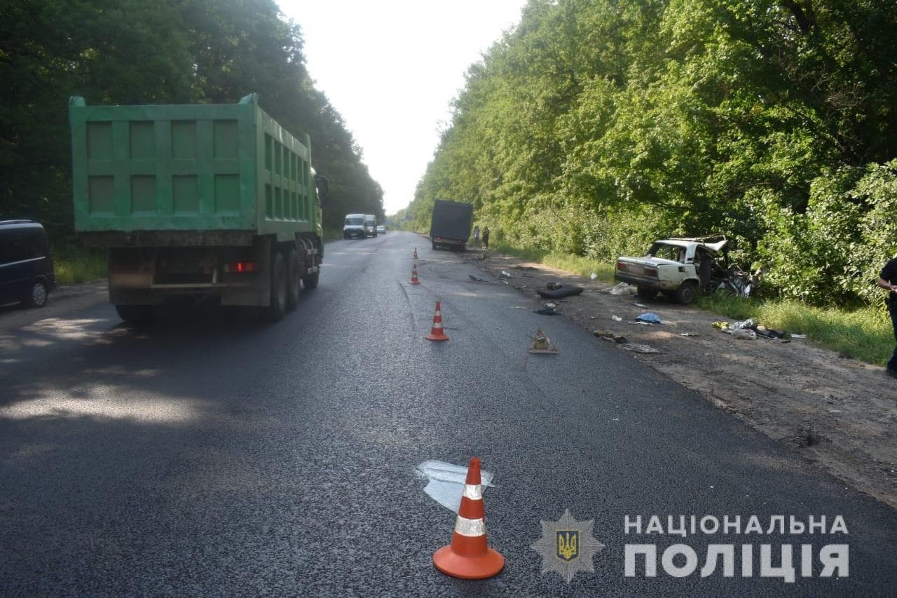 В результате лобового столкновения автомобилей в Харьковской области пострадал водитель
